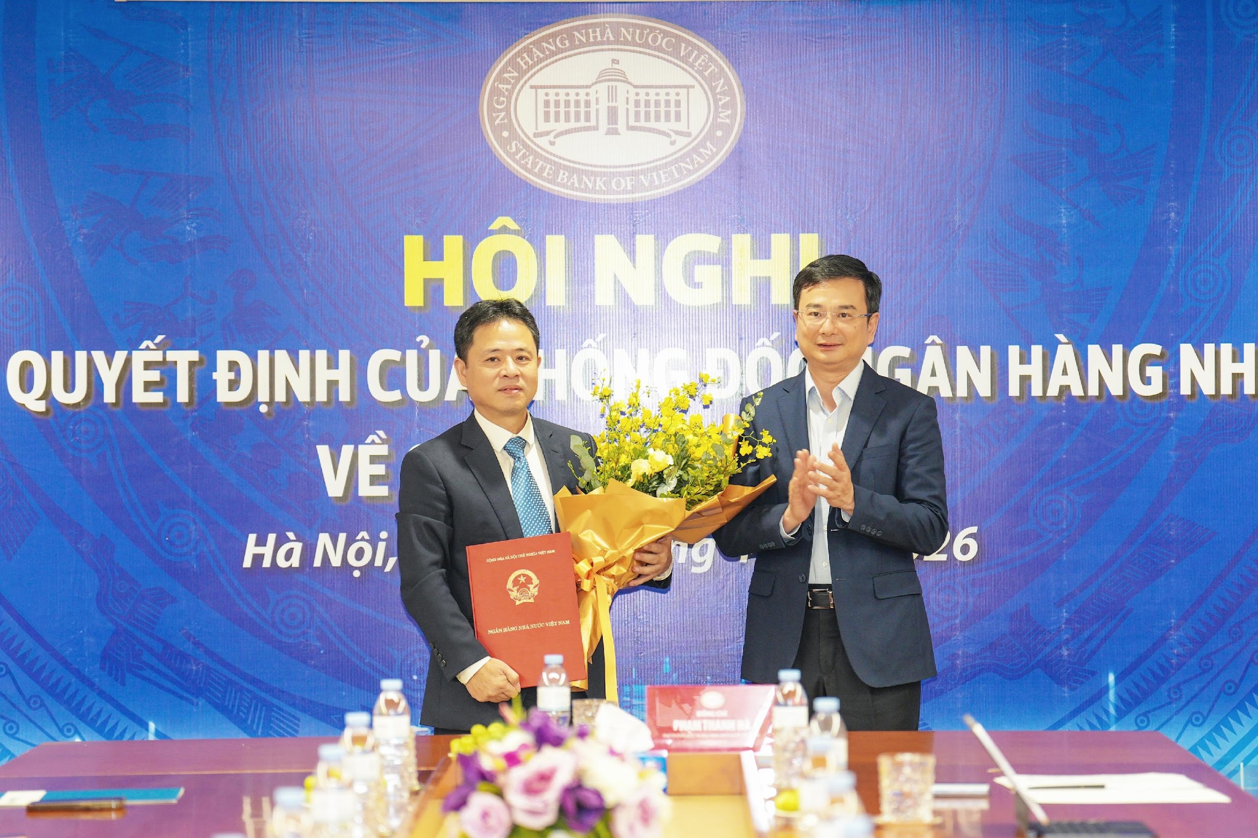 21.4 1 Phó Thống đốc Phạm Thanh Hà trao Quyết định giao Quyền Tổng Biên tập Thời báo Ngân hàng.jpg